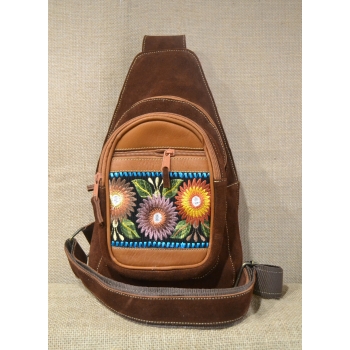 Torebka skórzana ciemnobrązowa typu gruszka  haftowana etnicznym kwiatowym  wzorem.